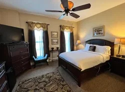 Historic Branson Hotel - Heritage Room with Queen Bed - Downtown - FREE TICKETS INCLUDED