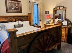 Historic Branson Hotel - Horseshoe Room with King Bed - Downtown - FREE TICKETS INCLUDED