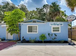 The Little Blue House - Pet Friendly! Fenced Backyard with Tiki Bar & Fire Pit