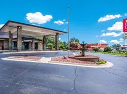 Econo Lodge Inn & Suites University