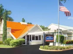 Howard Johnson by Wyndham Vero Beach / Downtown