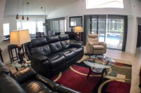 South Facing Pool Bright Sunny Home Home