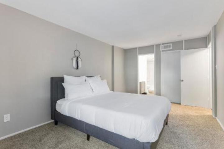 Spacious Suite + Lake Access + Gym