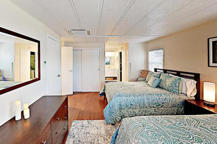 Canal Side Condo W / Private Dock Boats & Bikes Duplex - thumb 4