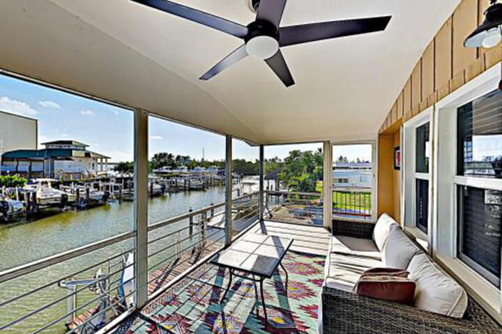 Canal Side Condo W / Private Dock Boats & Bikes Duplex - thumb 1