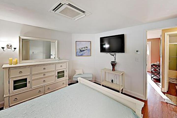 Canal Side Condo W / Private Dock Boats & Bikes Duplex - thumb 3