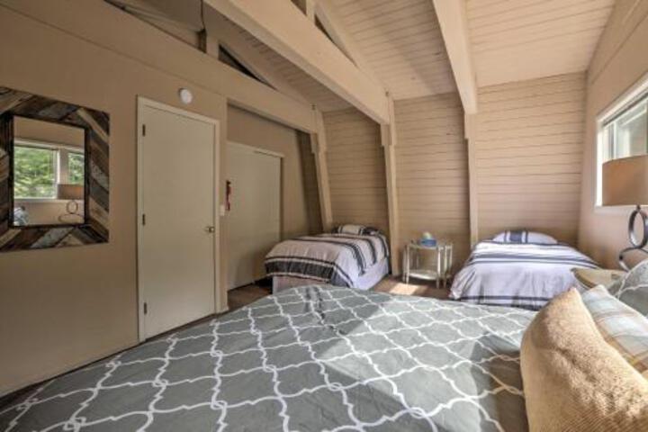 Cabin W / Deck & BBQ 1 Block To Lake Tahoe! - thumb 4