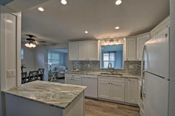 Family Home W / Courtyard 2 Mi To Indian Rocks Beach - thumb 0