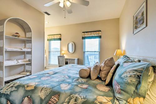 Blue Bungalow W / Porch Walk To Beach & Bay! - thumb 2