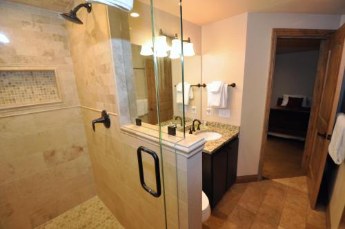 Gorgeous Spacious 4 Bedroom Townhome W / Garage - thumb 1