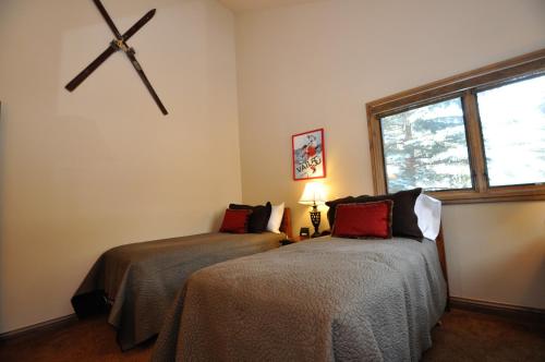 Gorgeous Spacious 4 Bedroom Townhome W / Garage - thumb 2