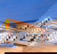 Super 8 by Wyndham Neosho - Accommodation Missouri