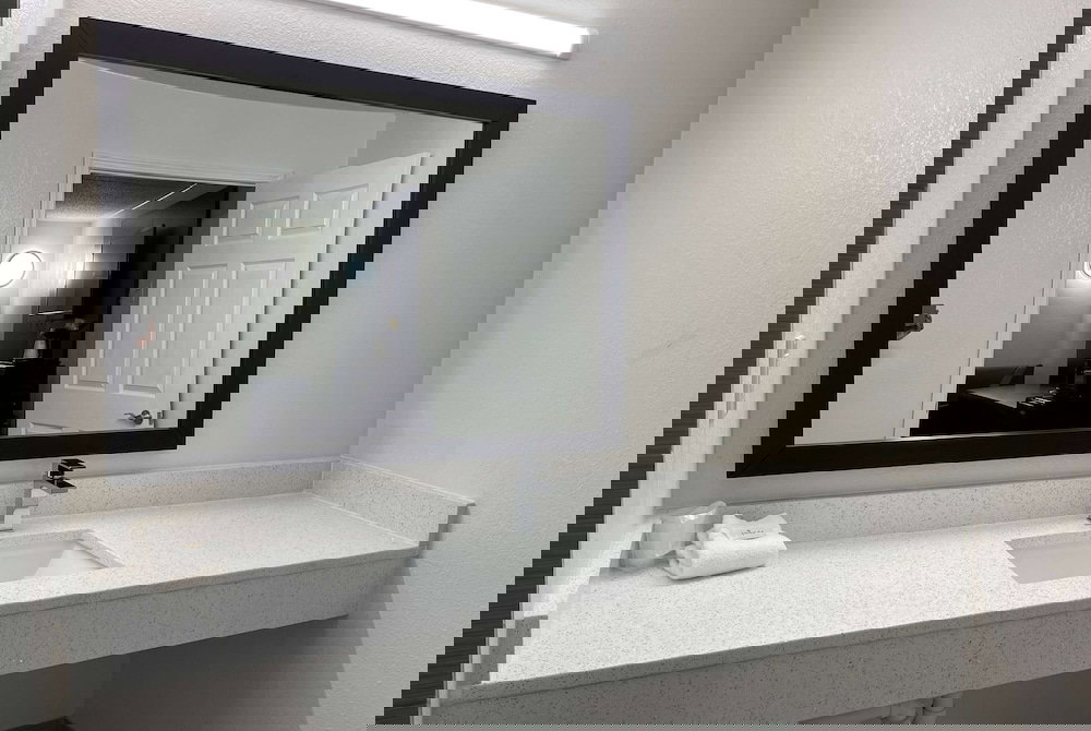 Days Inn By Wyndham Calhoun GA I-75 And US-41 - thumb 4