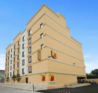 Super 8 by Wyndham Bronx - Accommodation Missouri