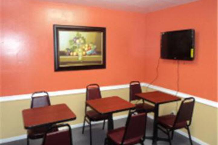 Bishop Elms Motel - thumb 2