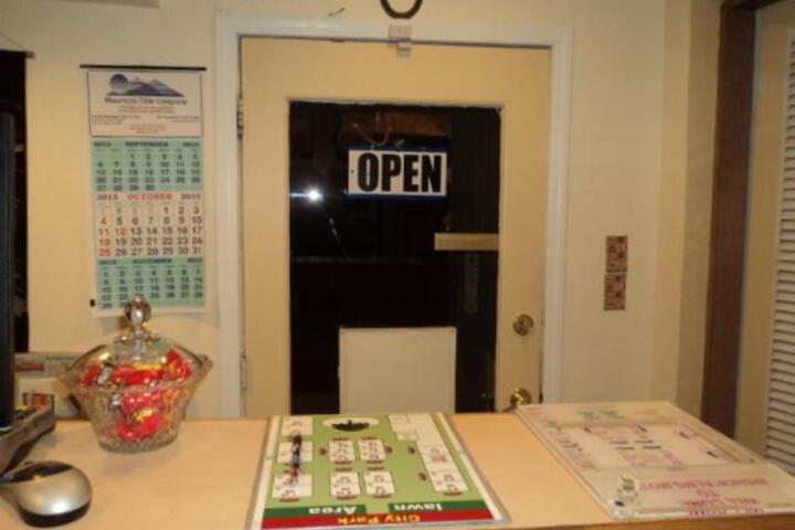 Bishop Elms Motel - thumb 4