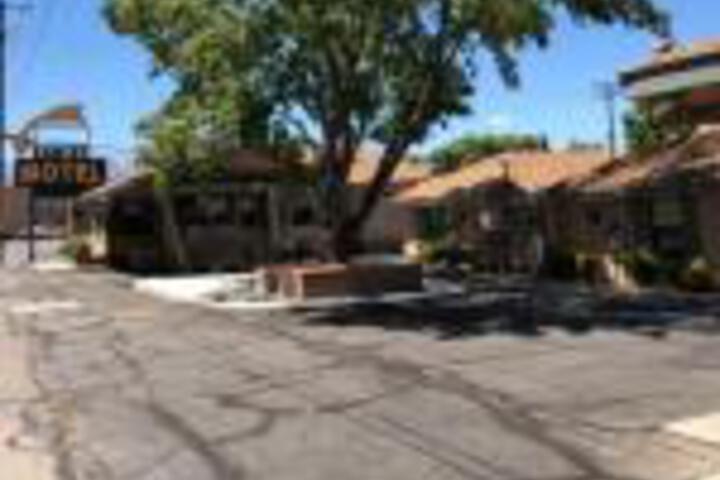 Bishop Elms Motel - thumb 0