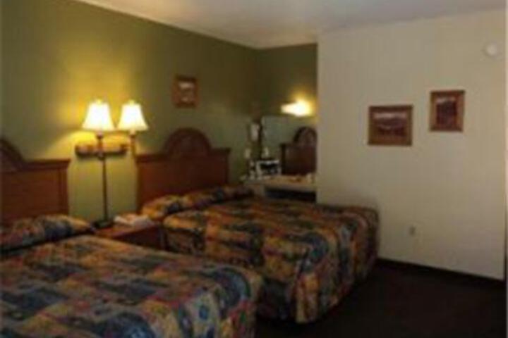 Bishop Elms Motel - thumb 5