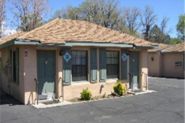 Bishop Elms Motel - thumb 3