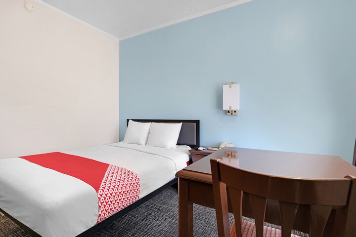 OYO Hotel Calhoun GA I 75 & US 41 Hwy - thumb 7