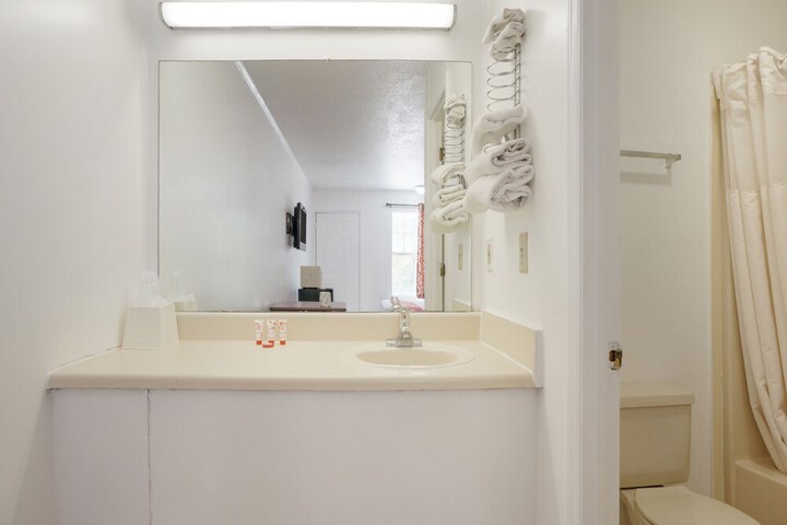 OYO Hotel Calhoun GA I 75 & US 41 Hwy - thumb 4