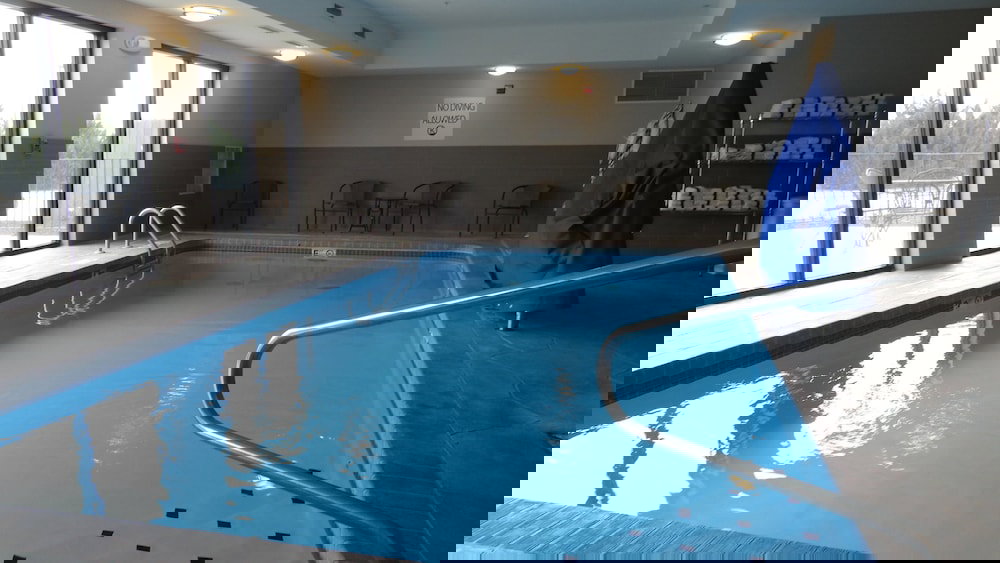 Holiday Inn Express Kansas City-Bonner Springs, An IHG Hotel - thumb 1