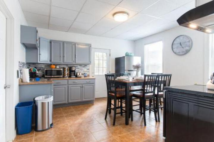 HOTEL QUALITY & CONFY CLOSE TO BEACH / SLEEPS 6 - thumb 0