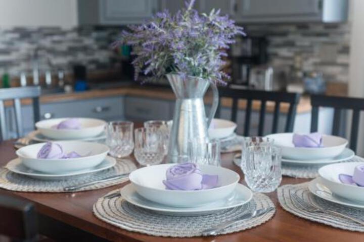 HOTEL QUALITY & CONFY CLOSE TO BEACH / SLEEPS 6 - thumb 4