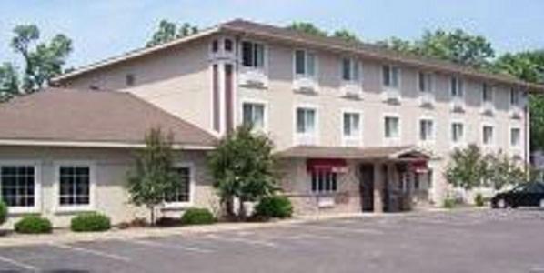 Budget Host Inn & Suites North Branch - thumb 0