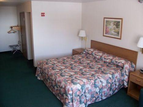 Budget Host Inn & Suites North Branch - thumb 1