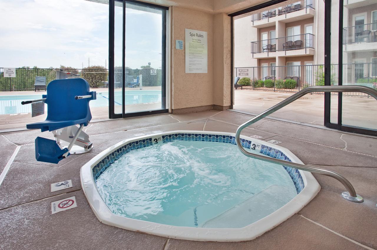 Holiday Inn Express Hotel & Suites Branson 76 Central - thumb 1