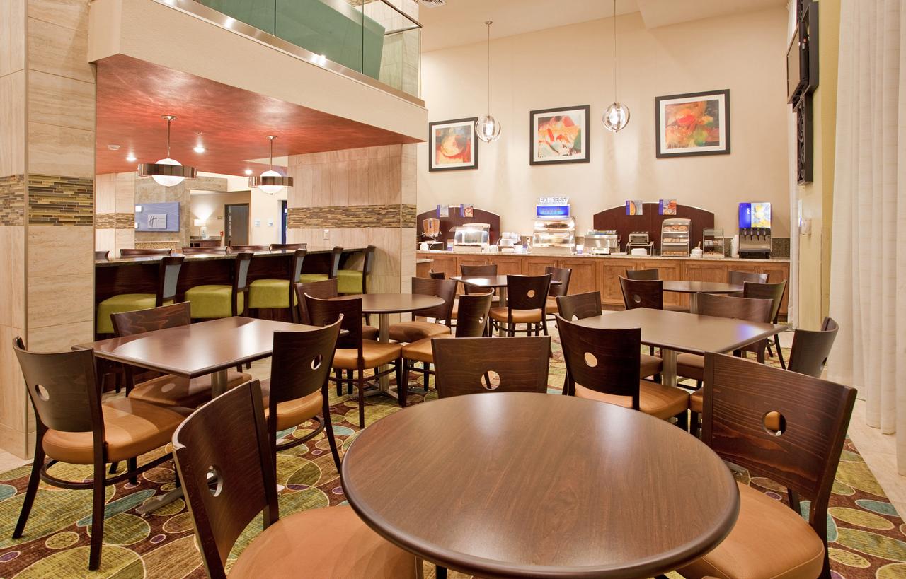 Holiday Inn Express Hotel & Suites Branson 76 Central - thumb 3