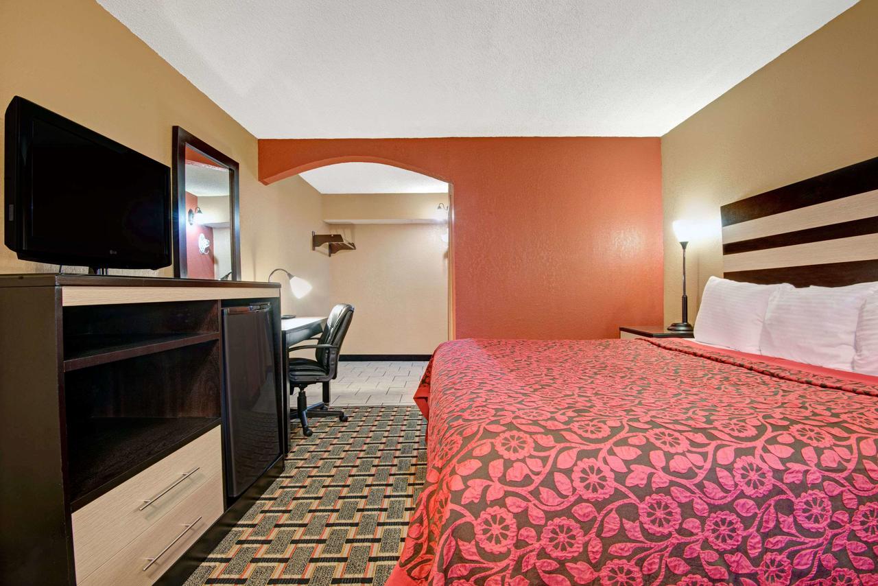 Days Inn By Wyndham Kansas City - thumb 2