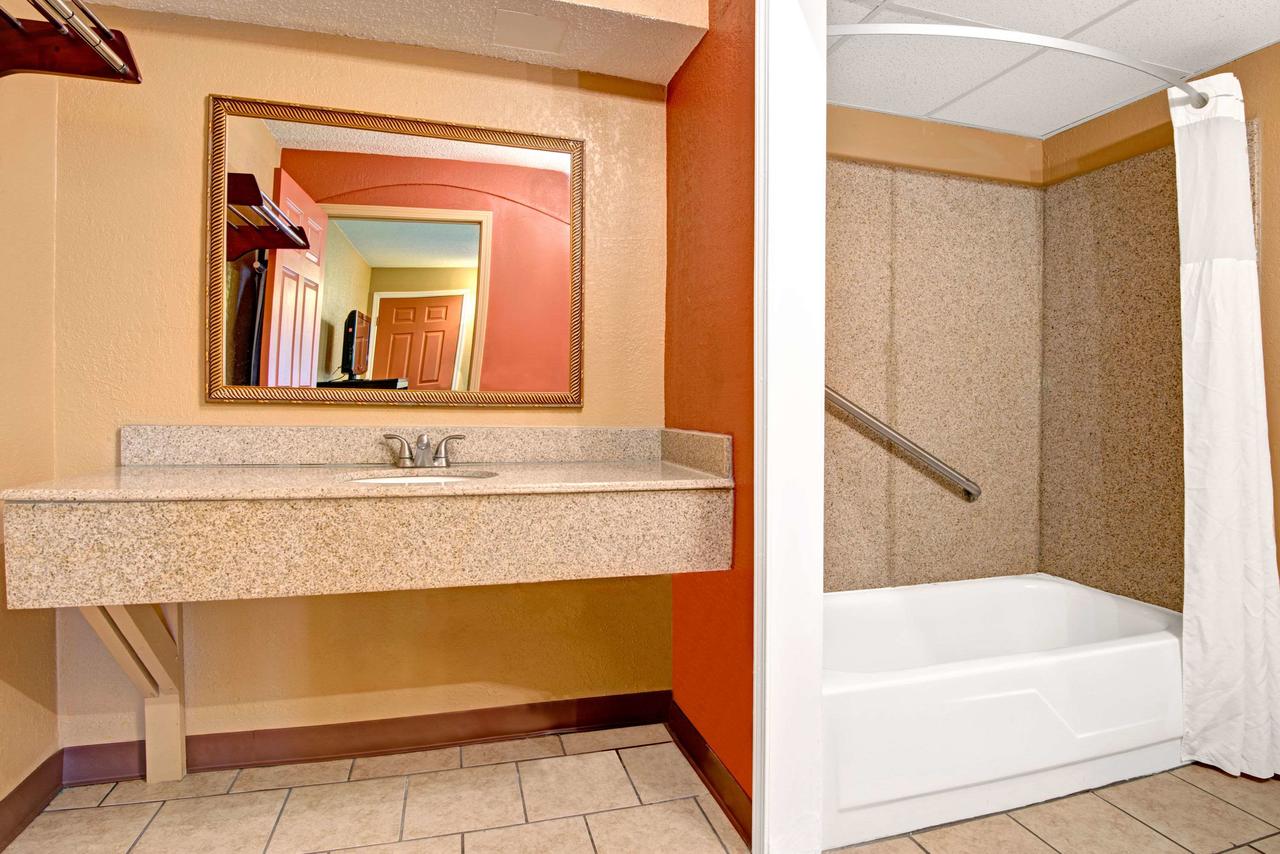 Days Inn By Wyndham Kansas City - thumb 13