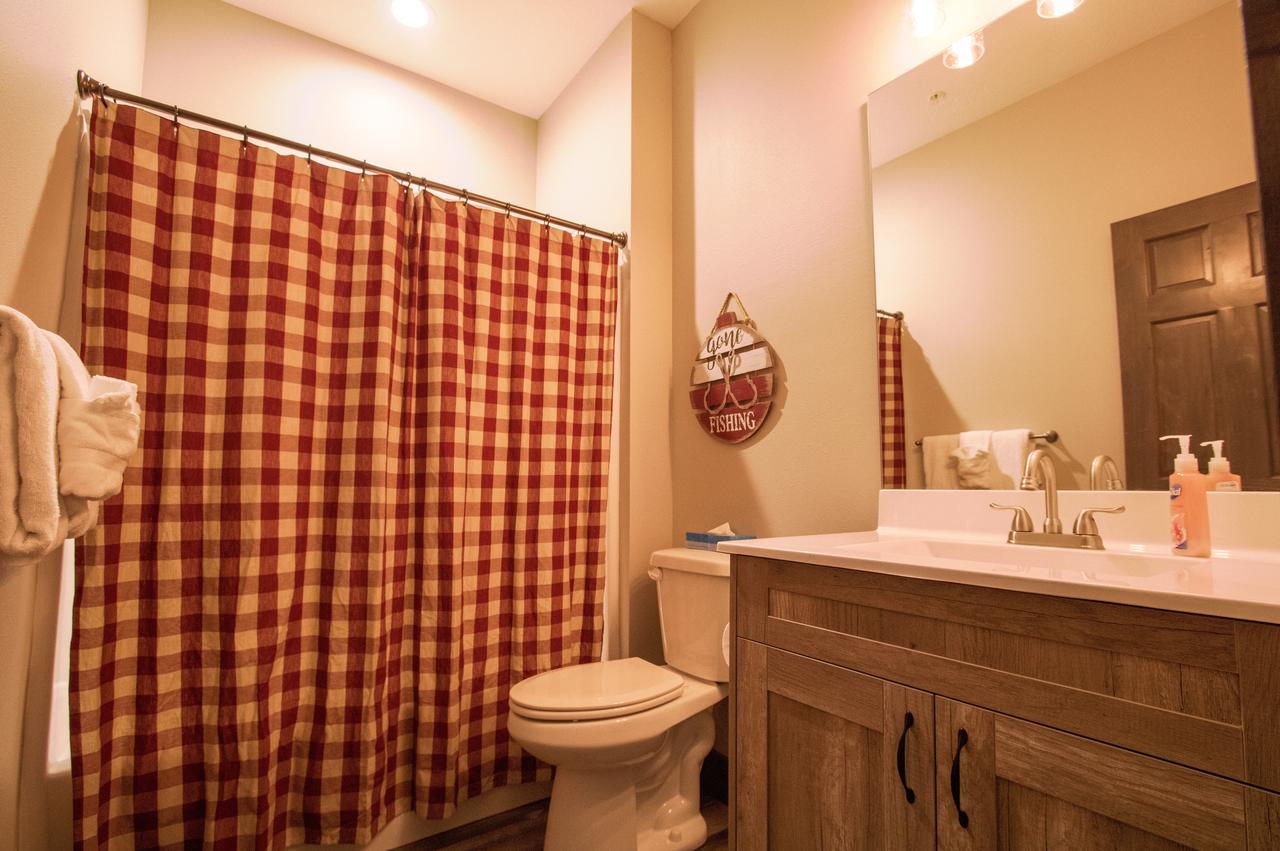 Lakefront Haven Home - thumb 35