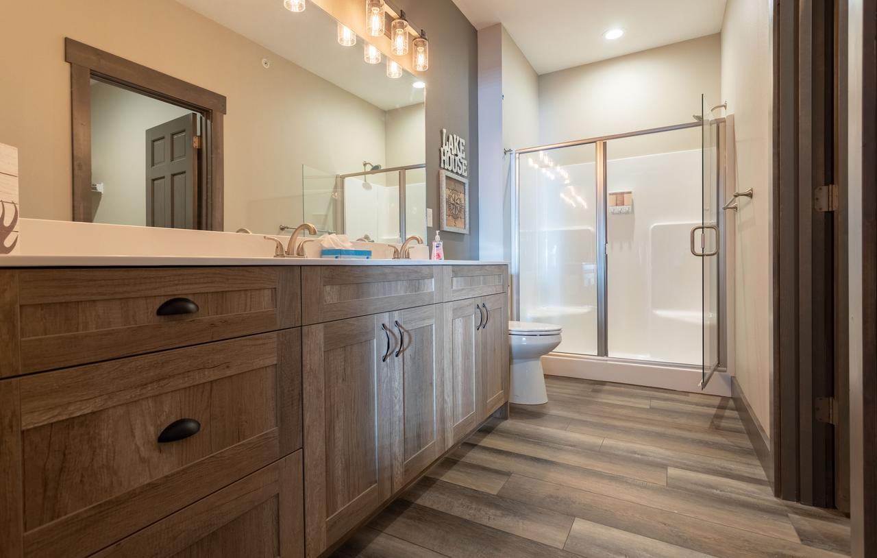 Lakefront Haven Home - thumb 6