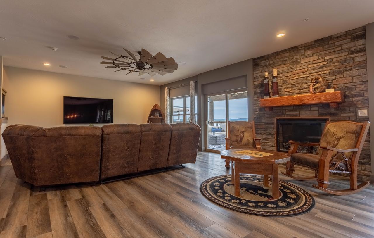 Lakefront Haven Home - thumb 27