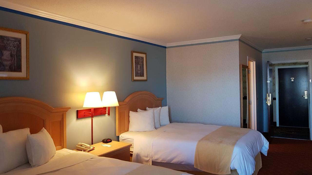 Ambassador Inn & Suites - thumb 3
