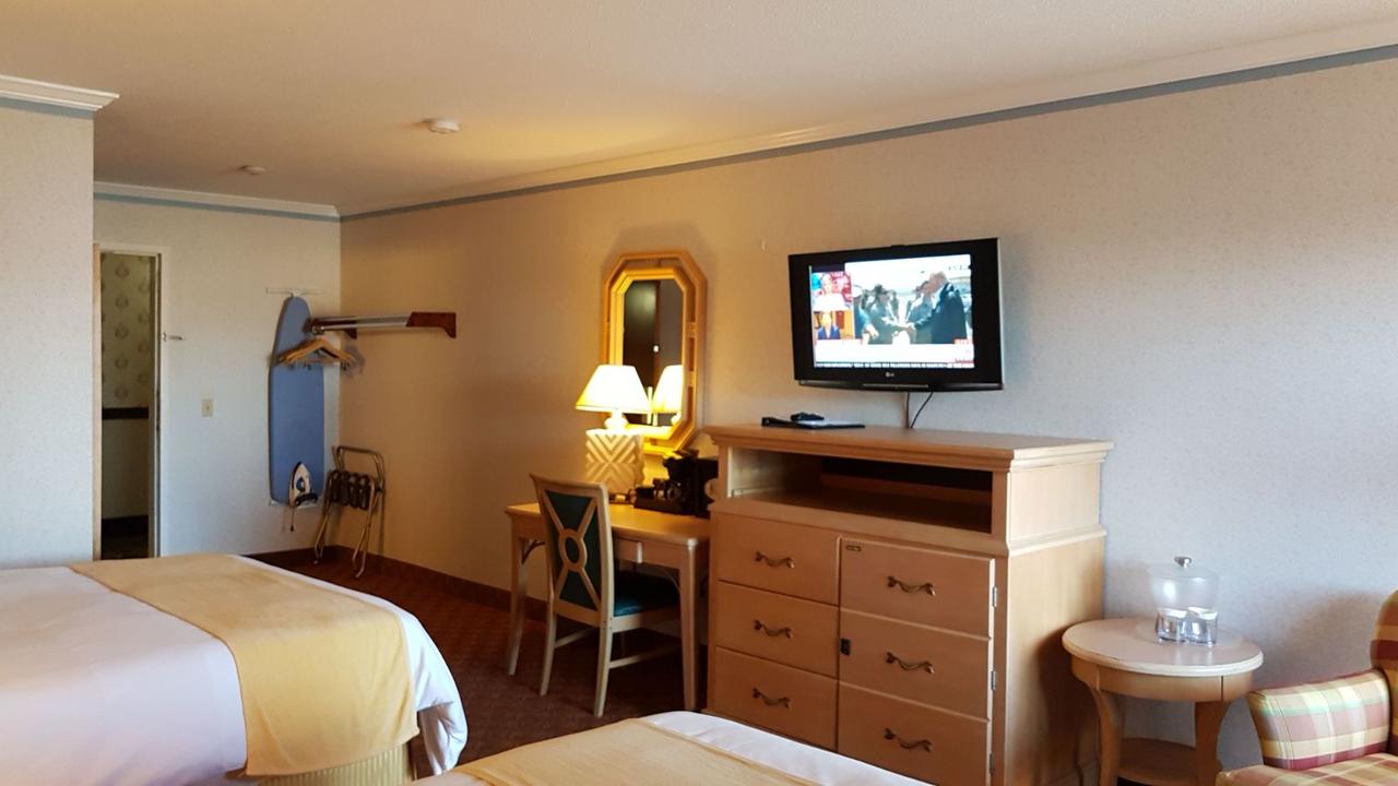 Ambassador Inn & Suites - thumb 4