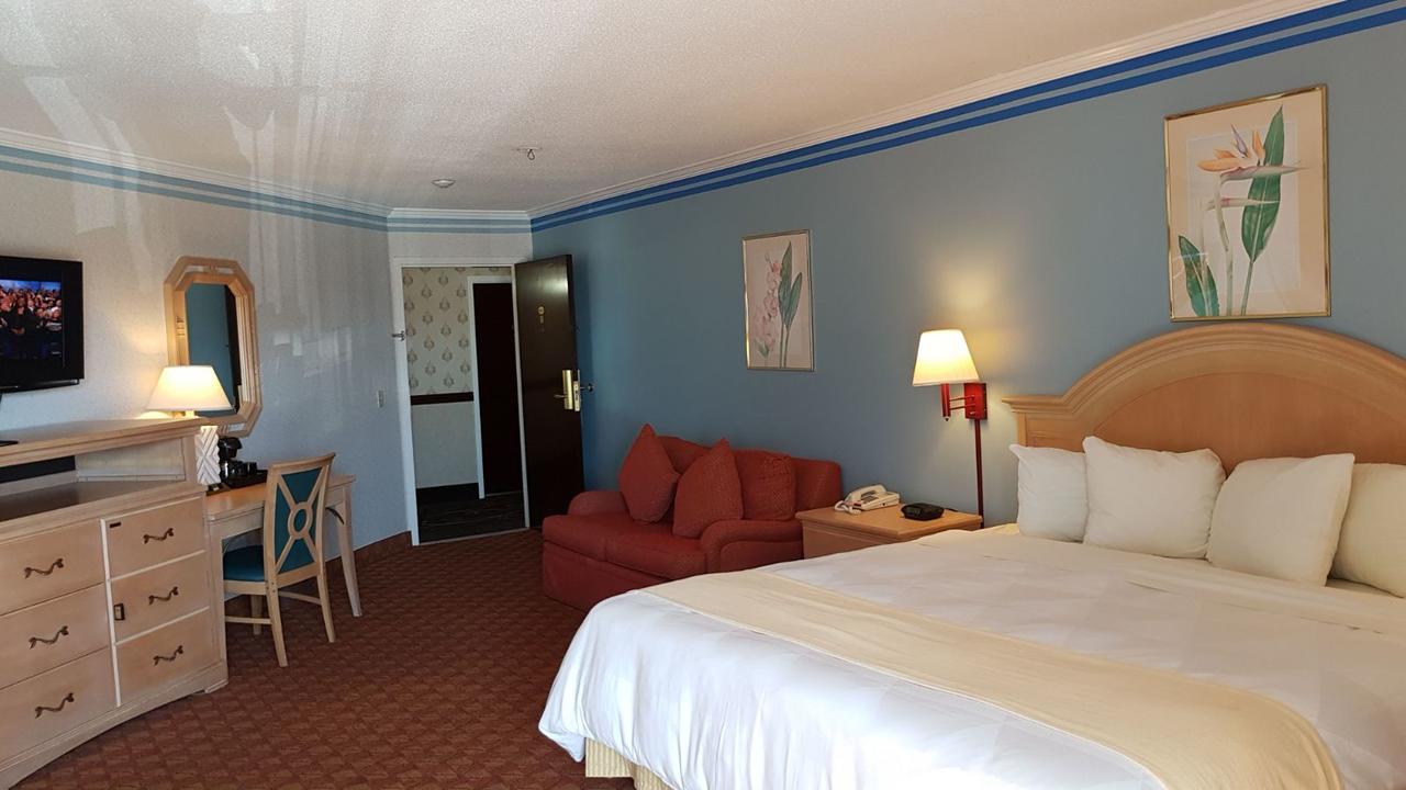 Ambassador Inn & Suites - thumb 6
