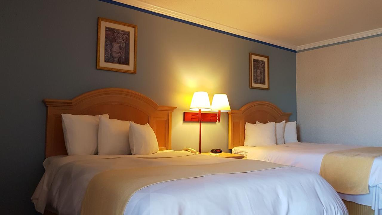 Ambassador Inn & Suites - thumb 5