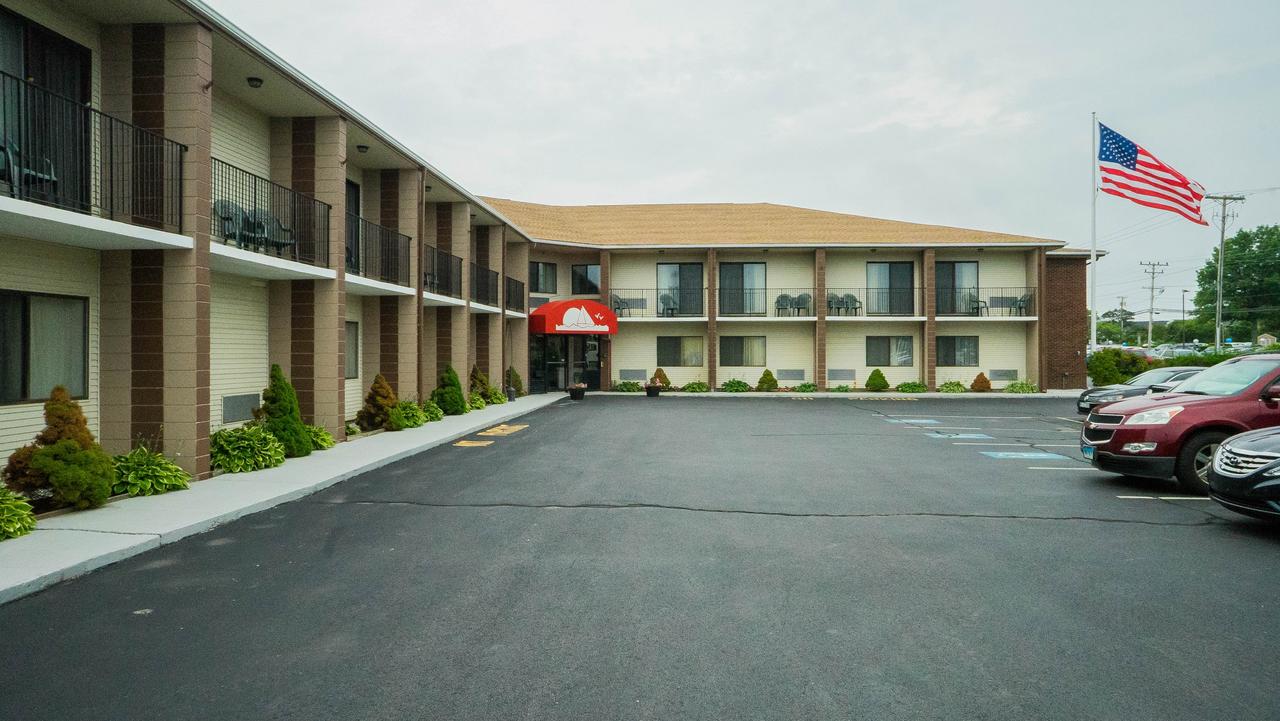 Ambassador Inn & Suites - thumb 1