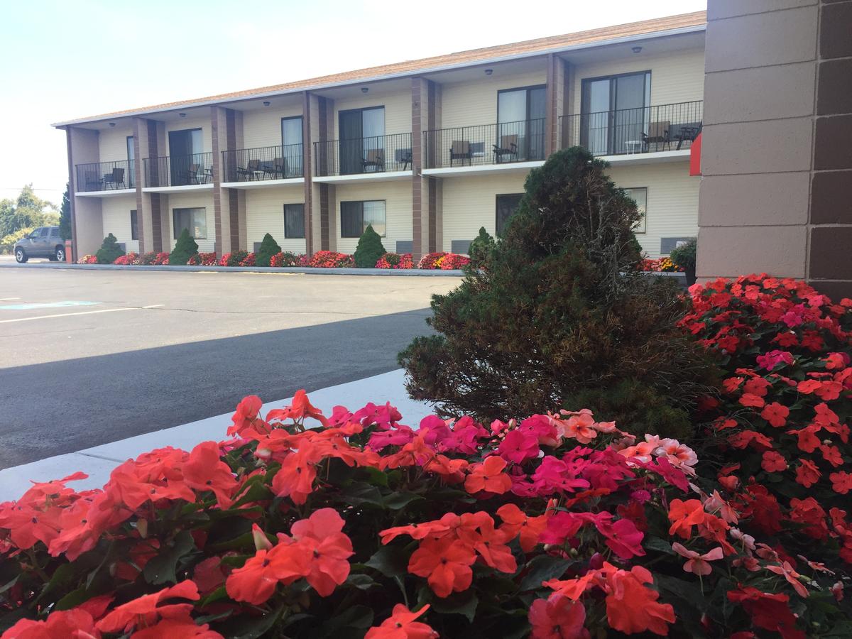 Ambassador Inn & Suites - thumb 0
