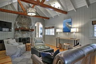 2BR Highlands Luxury Cabin with Stone Firepit In Town Accommodation Missouri