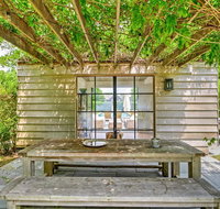 Amagansett and Springs Border 1890's Farmhouse with Pool - Accommodation Missouri