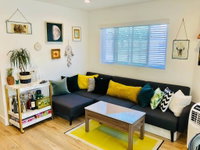 ARTBNB // NEW // poolVIEW // business // LAX // ECO // kingBED Accommodation Missouri