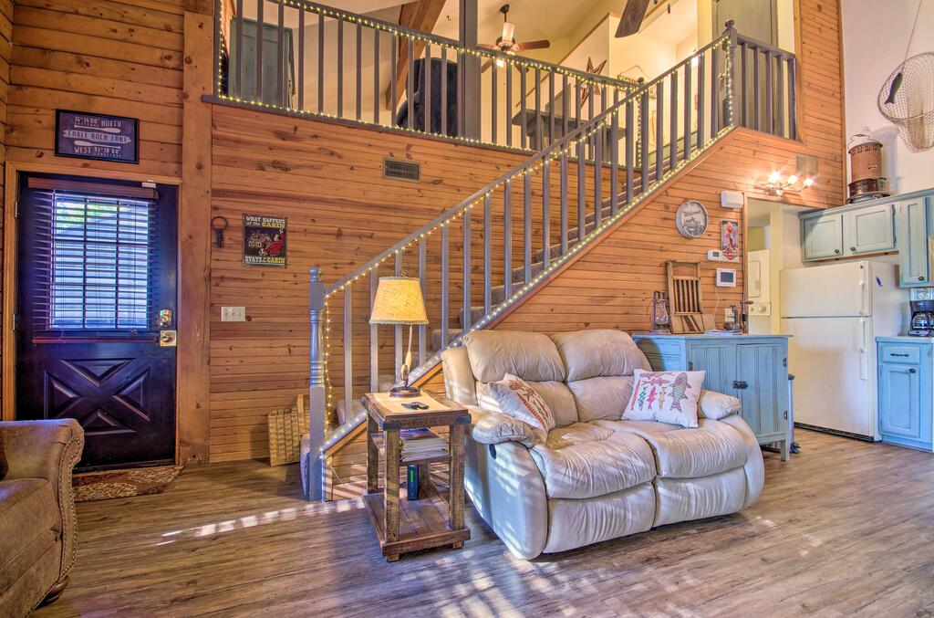 Charming Branson Getaway With Fireplace & Porch - thumb 3