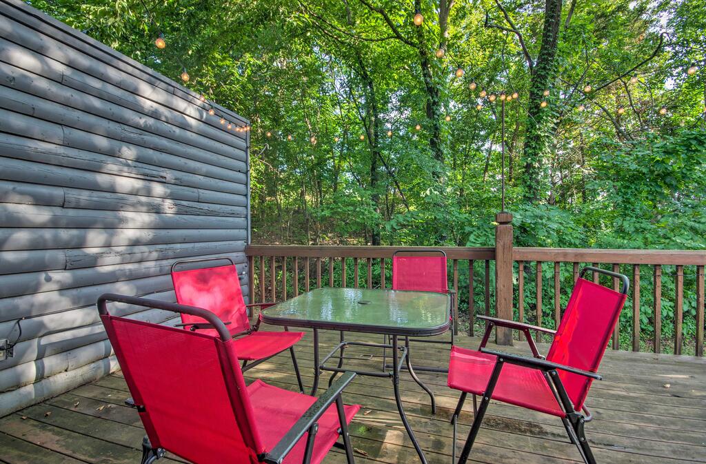 Charming Branson Getaway With Fireplace & Porch - thumb 1