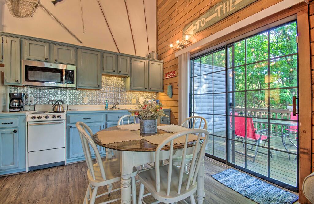 Charming Branson Getaway With Fireplace & Porch - thumb 2