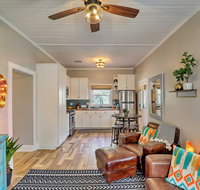 Charming Home with Balcony Walk to Main Street - Accommodation Missouri